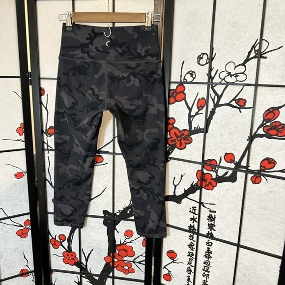 Zyia Active Leggings 2 Forest Camo Luxe Black Gray Camouflage High Rise Crop - Picture 6 of 6